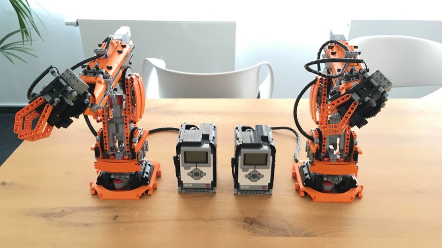 Lär dig programmera robotar på ett lekfullt sätt med en robotbyggsats i skrivbordsformat